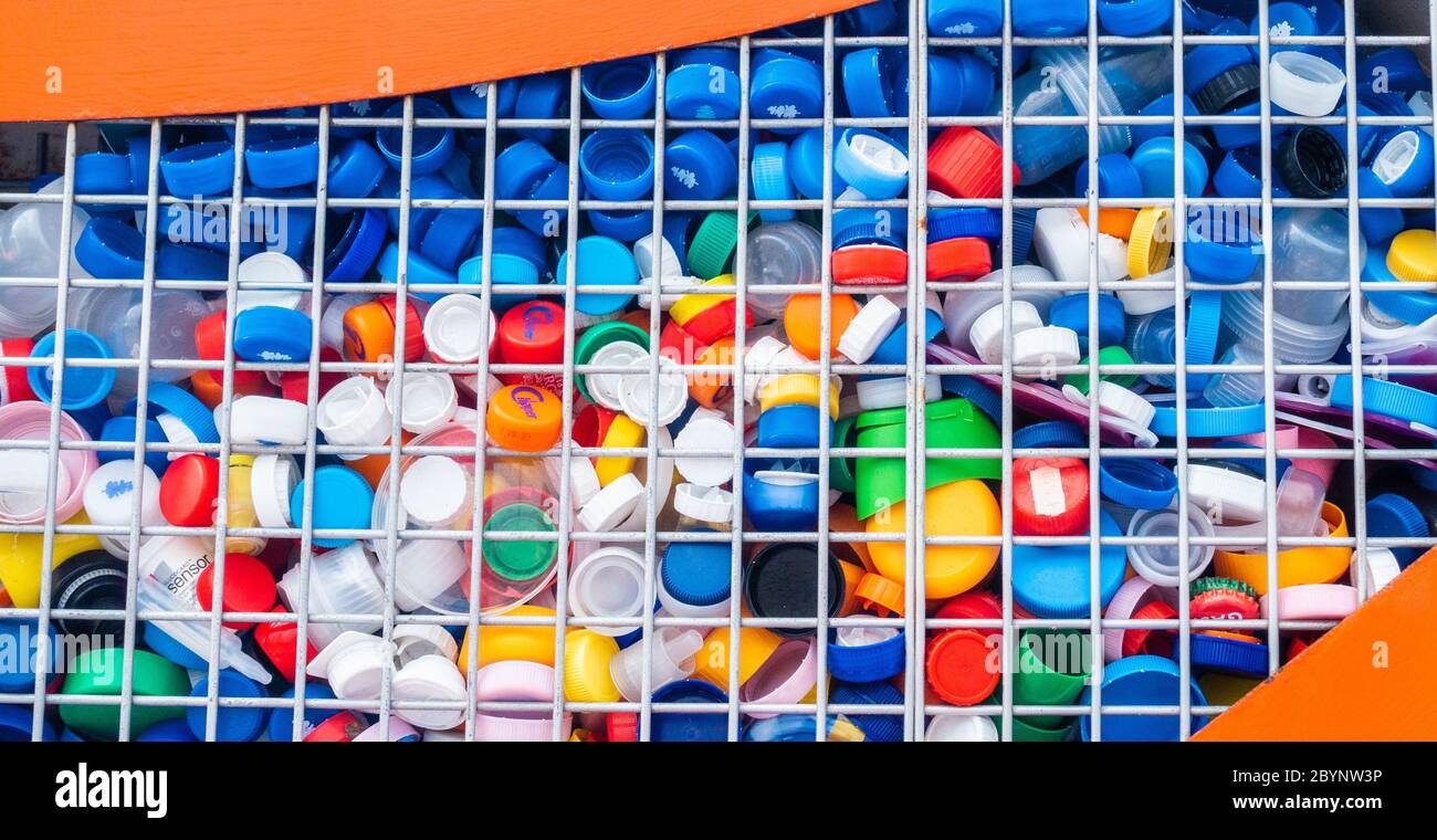 Kunststoffflasche Tops Recycling Sammelstelle in Straße in Spanien Stockfoto