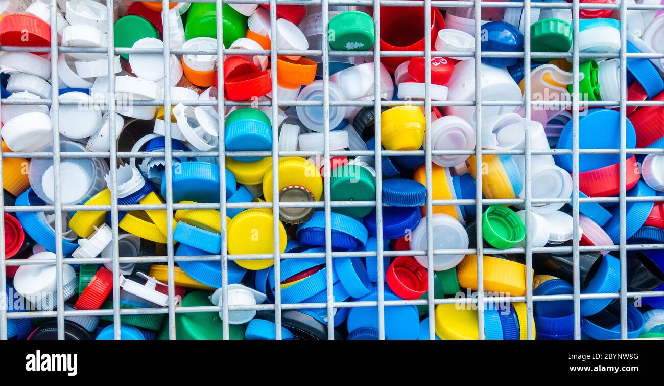 Kunststoffflasche Tops Recycling Sammelstelle in Straße in Spanien Stockfoto