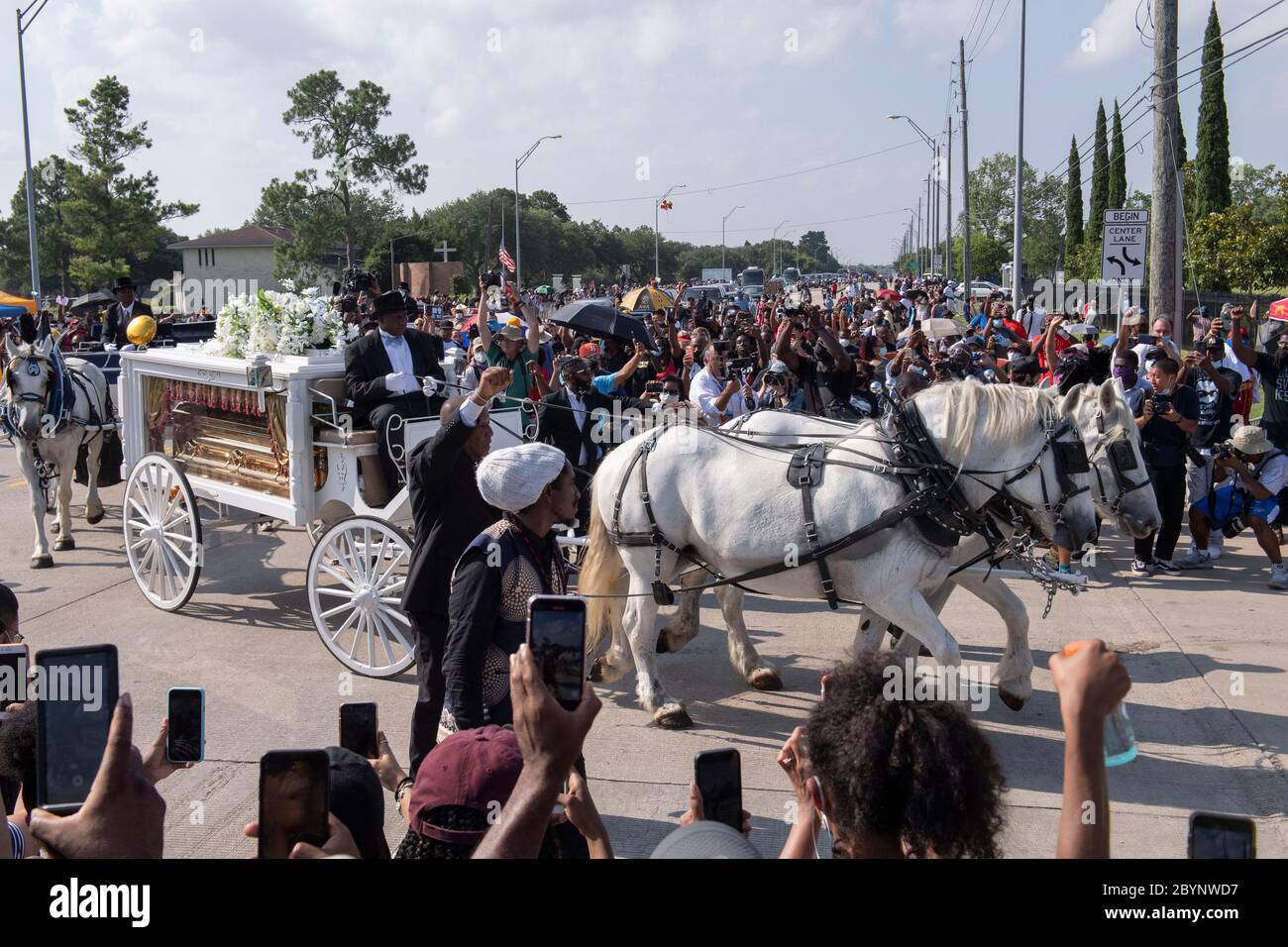 Ein Pferdewagen mit der Leiche von George Floyd nähert sich dem Friedhof Houston Memorial Gardens im Vorort Houston, wo er neben seiner Mutter begraben wird. Der Tod von Floyd, der Ende Mai von einem weißen Polizisten getötet wurde, löste weltweit Proteste gegen Rassismus und Polizeibrutalität aus. Stockfoto