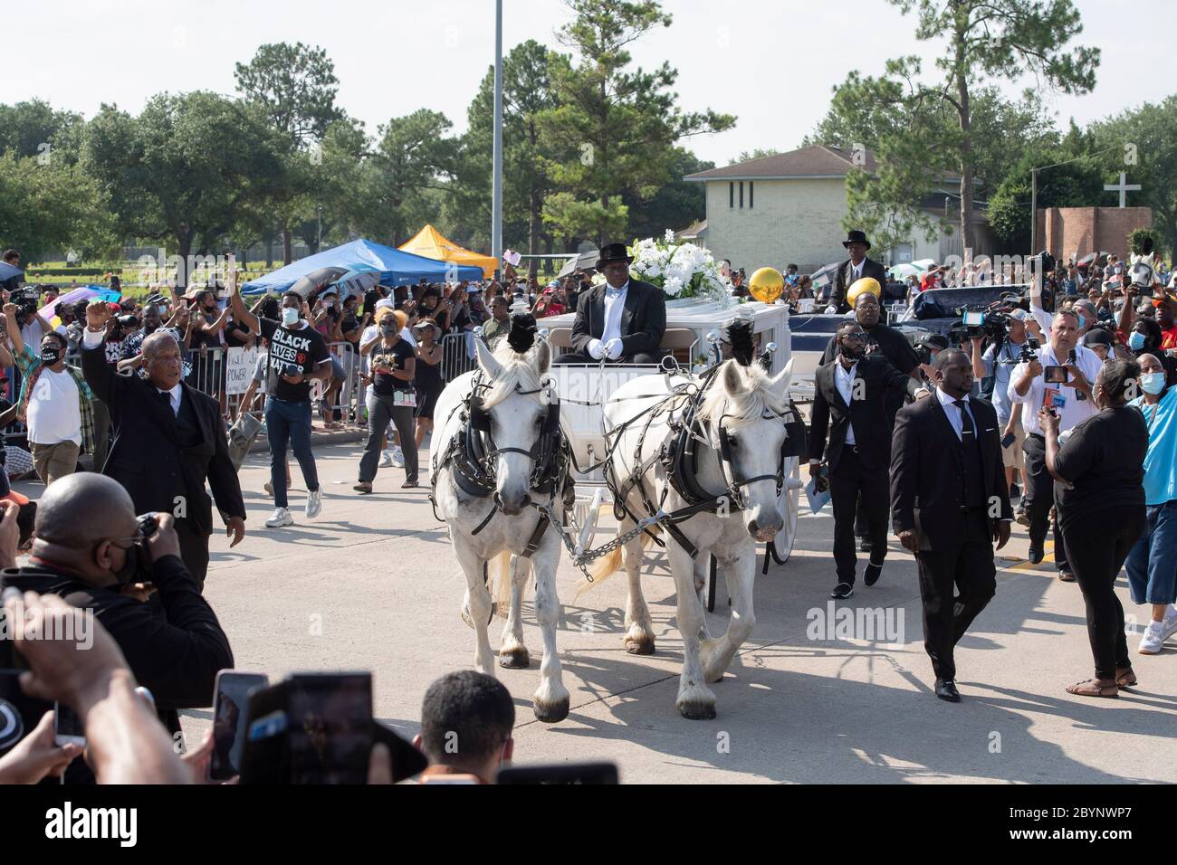 Ein Pferdewagen mit der Leiche von George Floyd nähert sich dem Friedhof Houston Memorial Gardens im Vorort Houston, wo er neben seiner Mutter begraben wird. Der Tod von Floyd, der Ende Mai von einem weißen Polizisten getötet wurde, löste weltweit Proteste gegen Rassismus und Polizeibrutalität aus. Stockfoto