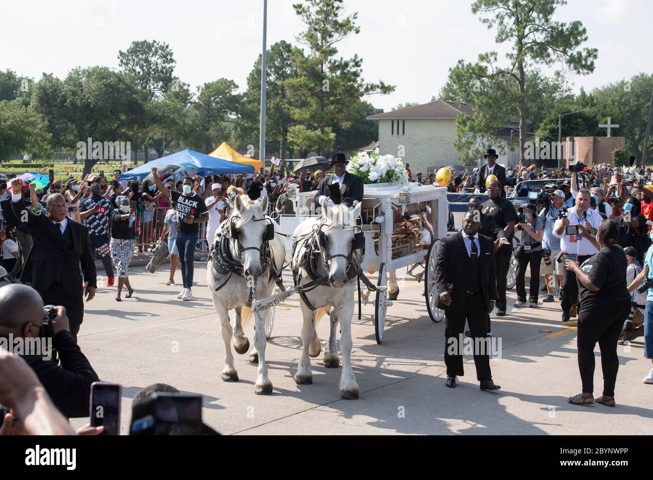 Ein Pferdewagen mit der Leiche von George Floyd nähert sich dem Friedhof Houston Memorial Gardens im Vorort Houston, wo er neben seiner Mutter begraben wird. Der Tod von Floyd, der Ende Mai von einem weißen Polizisten getötet wurde, löste weltweit Proteste gegen Rassismus und Polizeibrutalität aus. Stockfoto