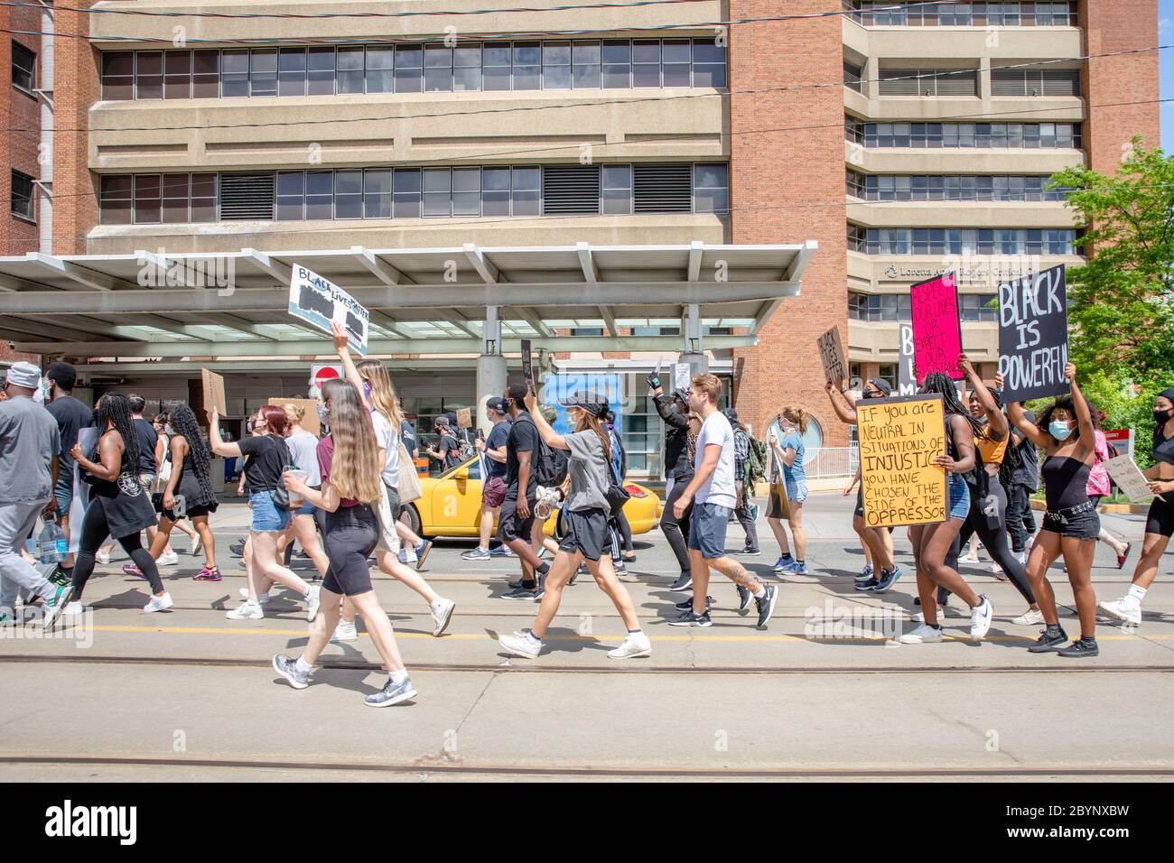 TORONTO, ONTARIO, KANADA - 6. JUNI 2020: Anti-Rassismus-Marsch, in Solidarität mit Black Lives Matter und gegen den Tod von George Floyd und Polizei inj Stockfoto