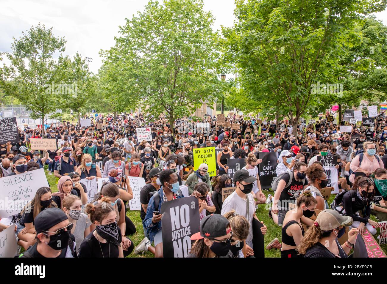 TORONTO, ONTARIO, KANADA - 6. JUNI 2020: Anti-Rassismus-Marsch, in Solidarität mit Black Lives Matter und gegen den Tod von George Floyd und Polizei inj Stockfoto
