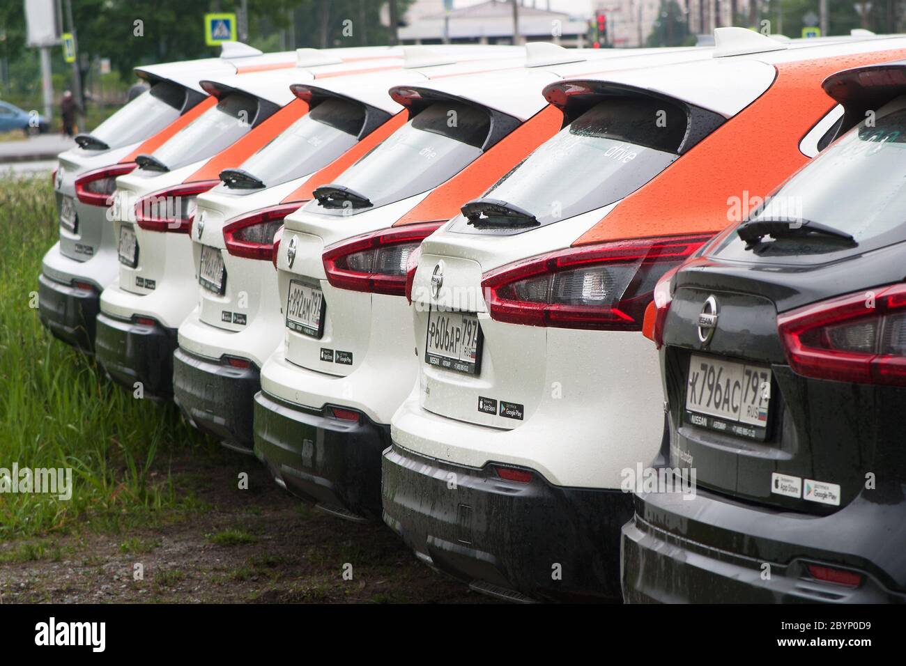 Sankt Petersburg, Russland - 06. Juni 2020: Nissan Qashqai Carsharing-Unternehmen YouDrive Autos auf einem freien Parkplatz während der Beschränkungen geparkt Stockfoto