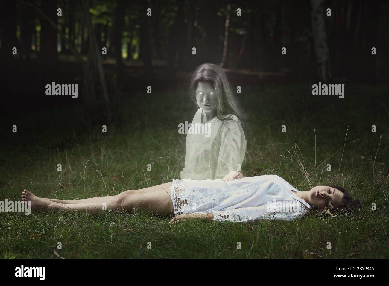 Unheimliche Geist eines schlafenden Mädchen schaut direkt in die Kamera.  Horror und Halloween Konzept Stockfotografie - Alamy