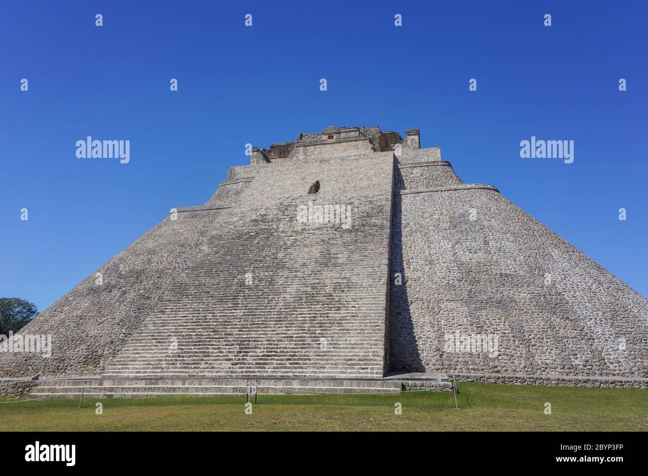 Uxmal, Mexiko: Die Maya-Pyramide des Magiers, auch bekannt als die Pyramide des Zwergs, 600-900 n. Chr. Stockfoto