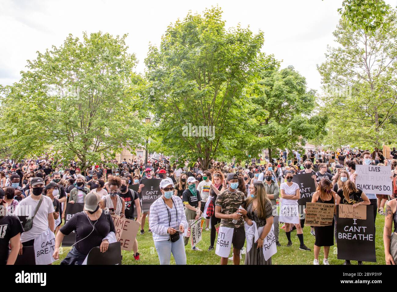 TORONTO, ONTARIO, KANADA - 6. JUNI 2020: Anti-Rassismus-Marsch, in Solidarität mit Black Lives Matter und gegen den Tod von George Floyd und Polizei inj Stockfoto