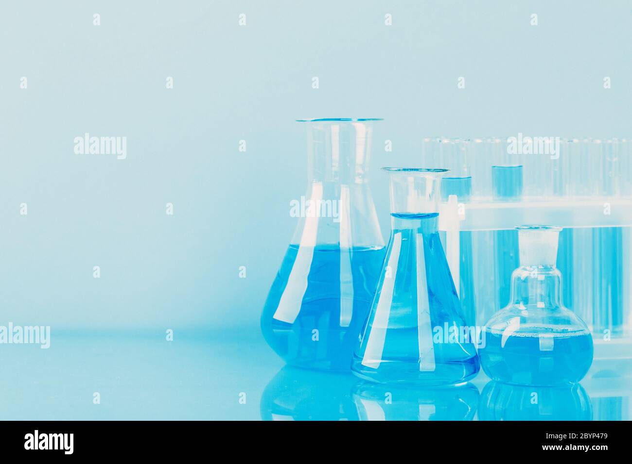 Laborglas mit Pipette und Reagenzgläsern. Wissenschaftliche Laborausrüstung Stockfoto