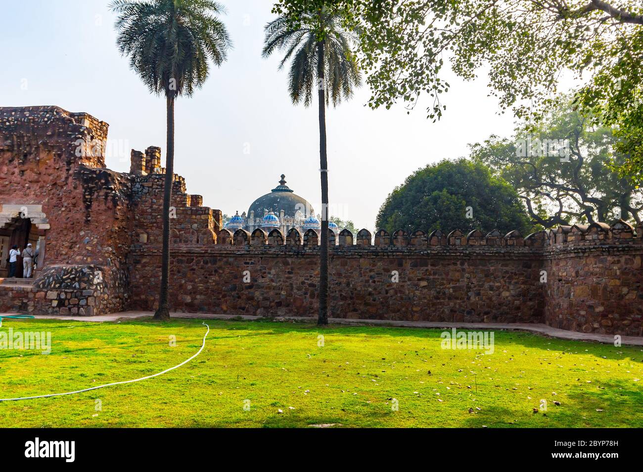 Humayun's Tomb, Delhi - Eintrittssicht auf das erste Gartengrab auf dem indischen Subkontinent. Das Grab ist ein hervorragendes Beispiel für persische Architektur. Stockfoto Humayun's Tomb, Delhi - Eintrittssicht auf das erste Gartengrab auf dem indischen Subkontinent. Das Grab ist ein hervorragendes Beispiel für persische Architektur. Stockfoto