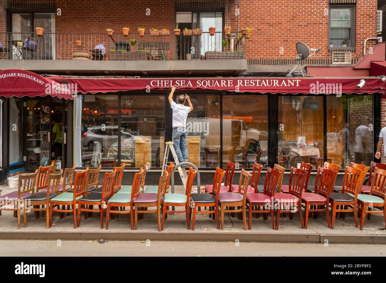 Arbeiter fichten am Donnerstag, den 28. Mai 2020, das Chelsea Square Diner in New York auf. Der New Yorker Bürgermeister Bill de Blasio veröffentlichte den Plan für eine Phase 1 der Wiedereröffnung der nicht-wichtigen Geschäfte der Stadt, aber Restaurants und Bars sind nicht enthalten. (© Richard B. Levine) Stockfoto