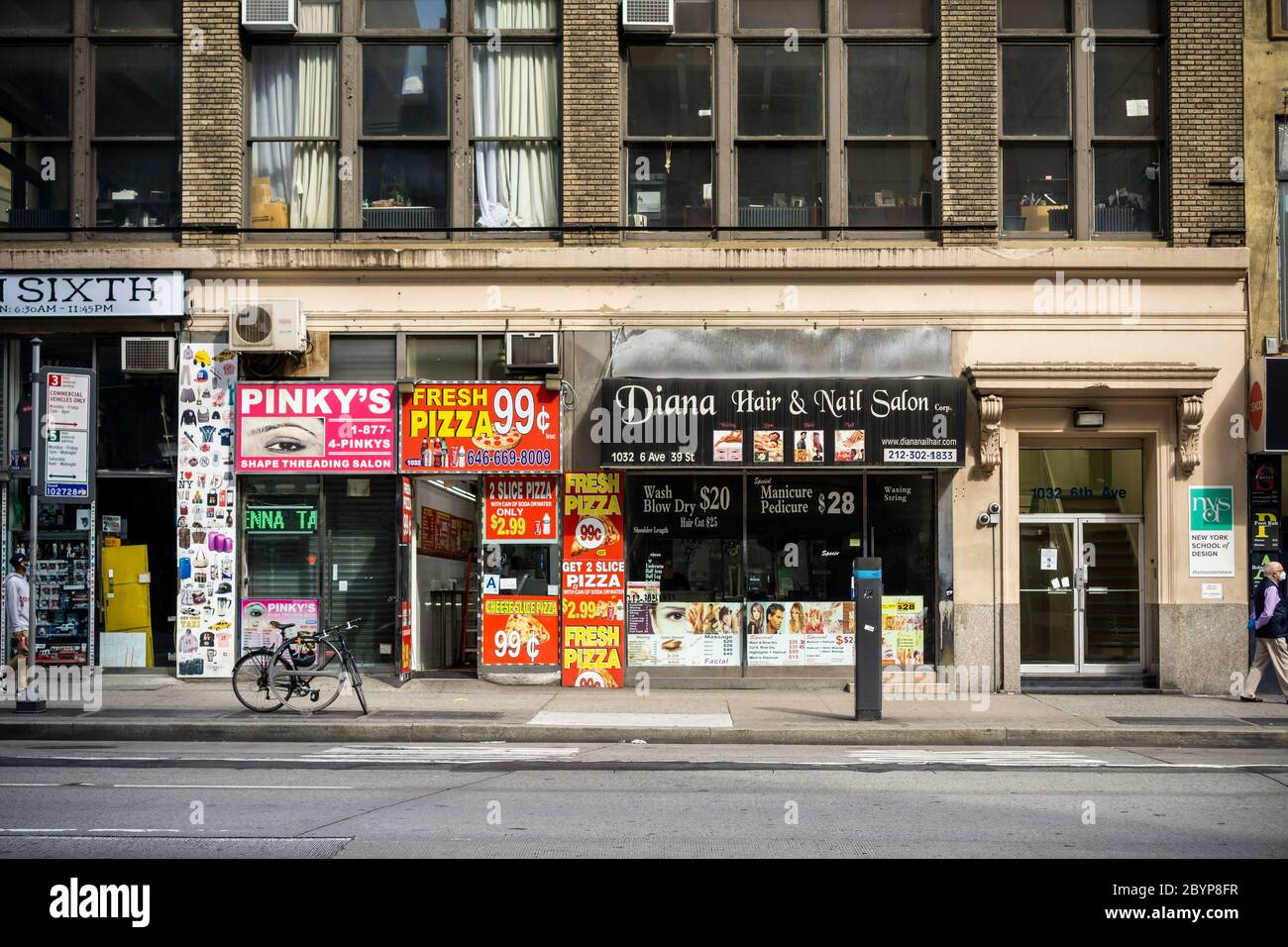 Pizzeria ist der einzige offene Laden unter geschlossenen kleinen Unternehmen in Midtown Manhattan in New York am Freitag, 29. Mai 2020. (© Richard B. Levine) Stockfoto