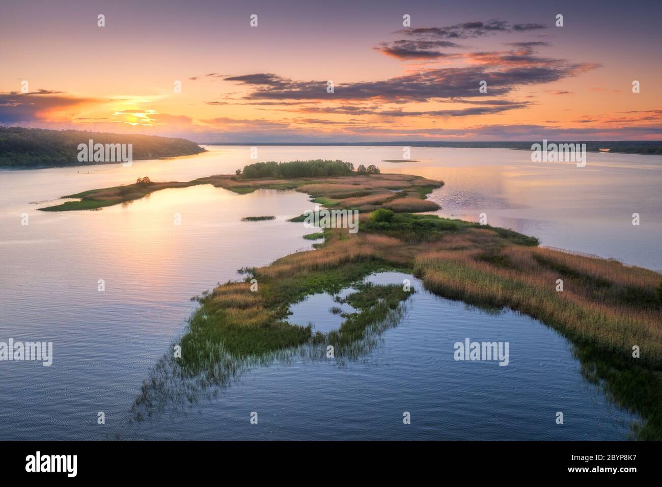 Luftaufnahme von schönen kleinen Inseln am Fluss Stockfoto