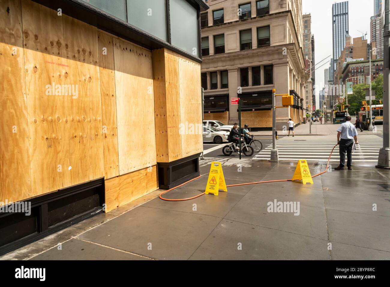 Arbeiter reinigt Bürgersteig außerhalb der Bank of America in der Flatiron Nachbarschaft in New York verbarg in Erwartung einer Wiederholung der Plünderung und Vandalisierung im Zusammenhang mit den Protesten im Zusammenhang mit dem Tod von George Floyd, am Mittwoch gesehen, 3. Juni 2020. (© Richard B. Levine) Stockfoto