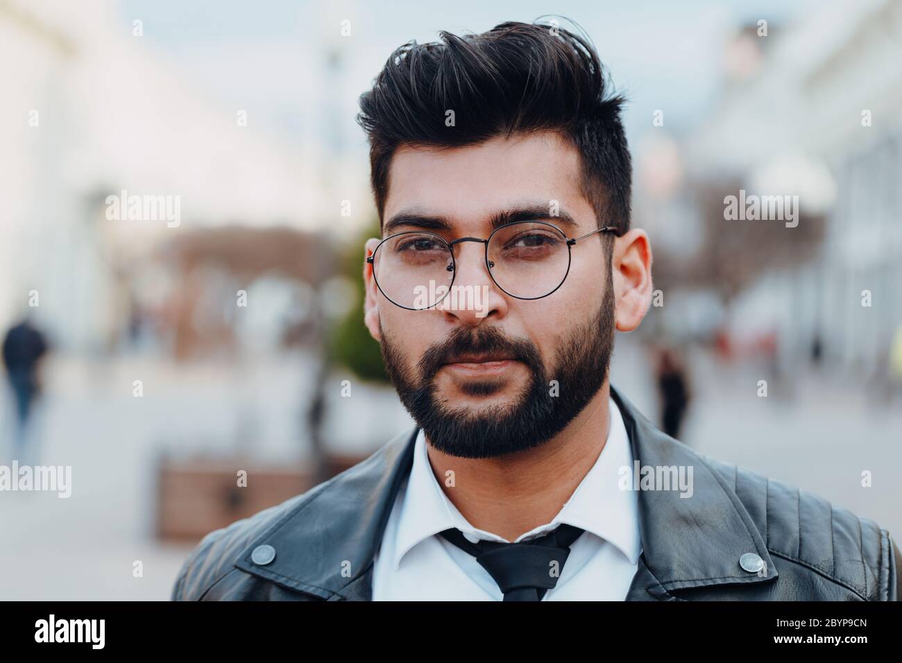 Stilvoll gekleideter indischer Bärtiger geht die Straße hinunter. Stockfoto