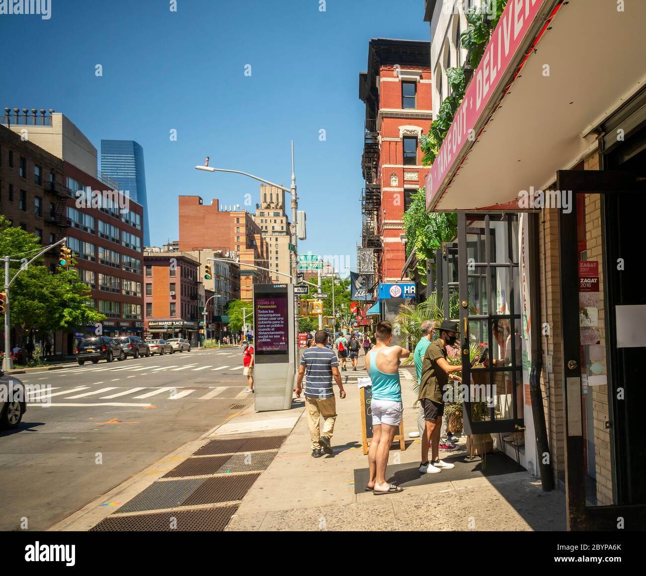 Kunden nutzen die entspannten Alkoholgesetze und „Schnapp und los“-Cocktails in einem Restaurant in Chelsea in New York am Samstag, 30. Mai 2020. (© Richard B. Levine) Stockfoto