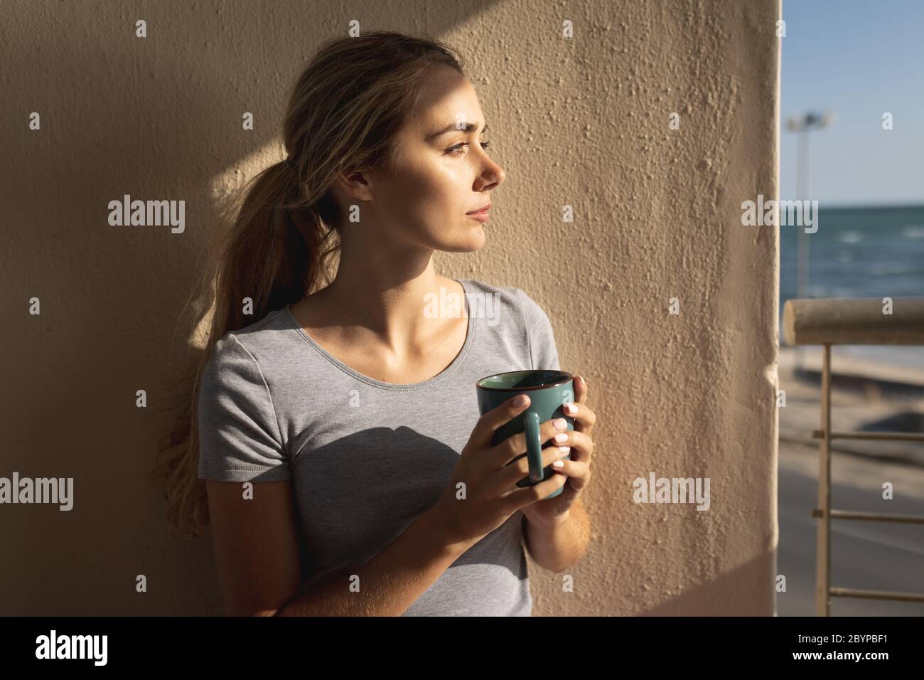 Kaukasische Frau während Quarantänesperre für Coronavirus Covid19 Pandemie Stockfoto