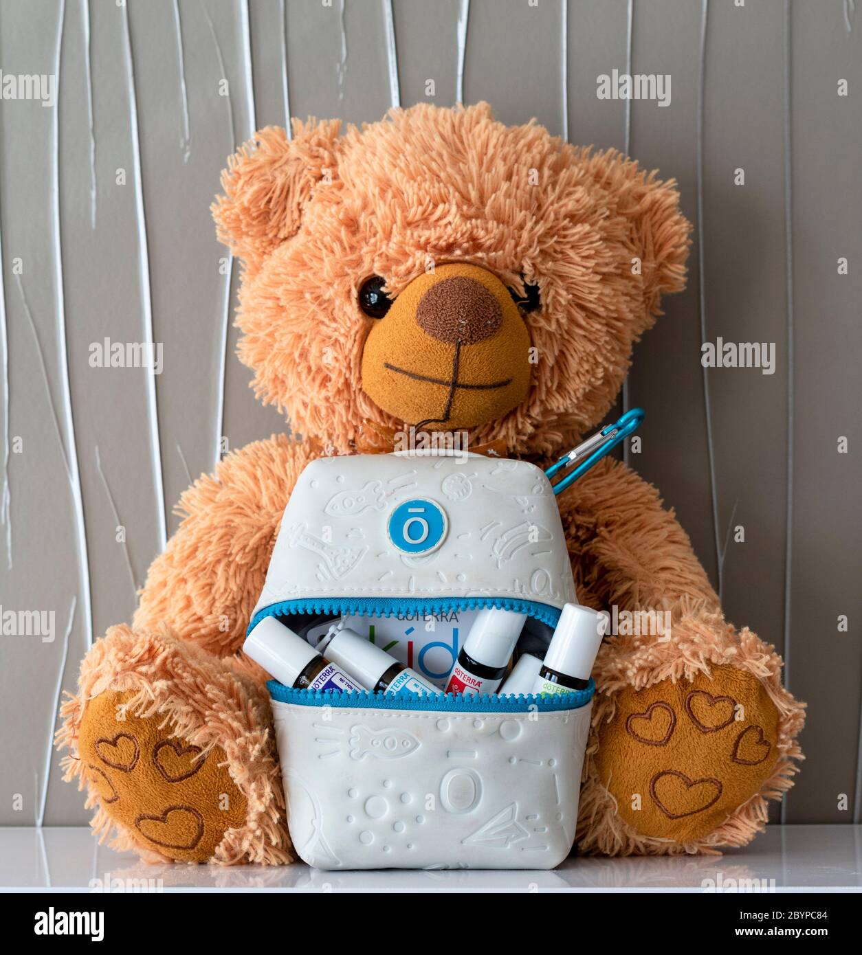 Banska Bystrica, Slowakei - 2. Februar 2020: Hochwertige ätherische Öle in der Kinderkollektion, Marke Doterra. Konzept für Gesundheit und Wohlbefinden. Aromatisieren Stockfoto