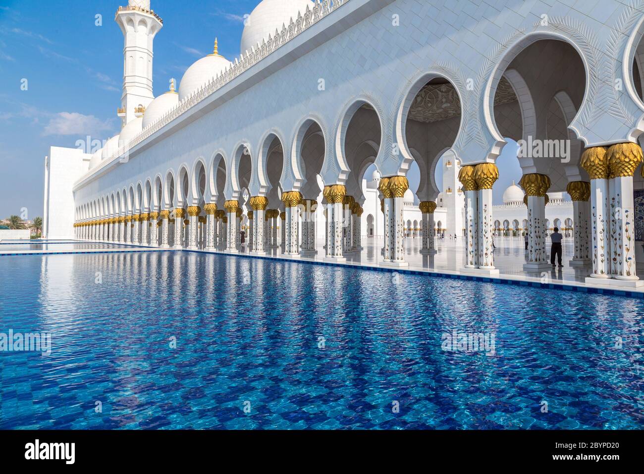 Flur mit golden verzierten Säulen am Eingang der weltberühmten Sheikh Sultan Zayed Moschee in Abu Dhabi VAE Stockfoto