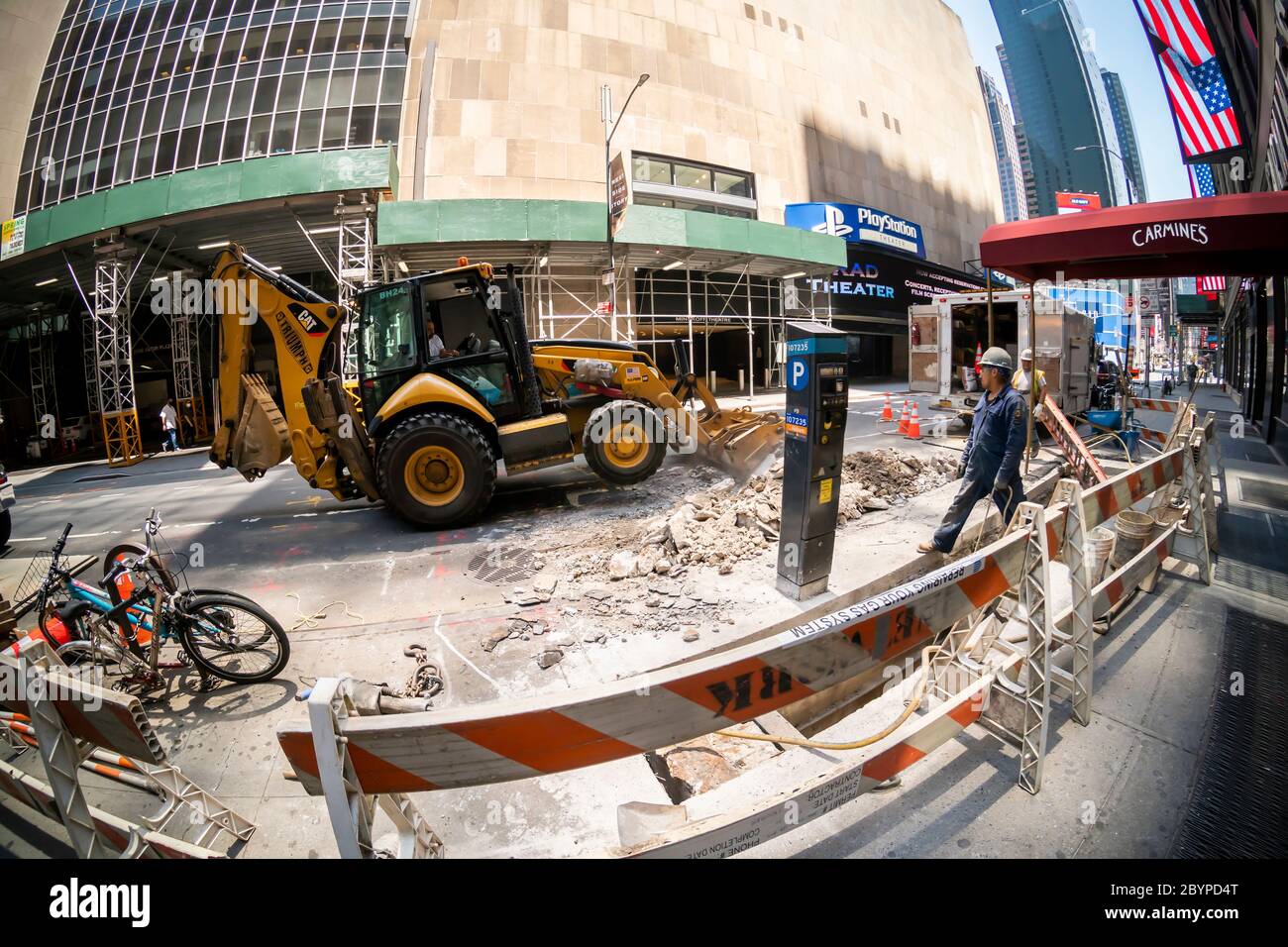 Am Dienstag, den 9. Juni 2020, machen Arbeiter Straßenbauarbeiten am Times Square in New York. Die Stadt trat gestern offiziell in Phase 1 ihrer Wiedereröffnung ein. (© Richard B. Levine) Stockfoto