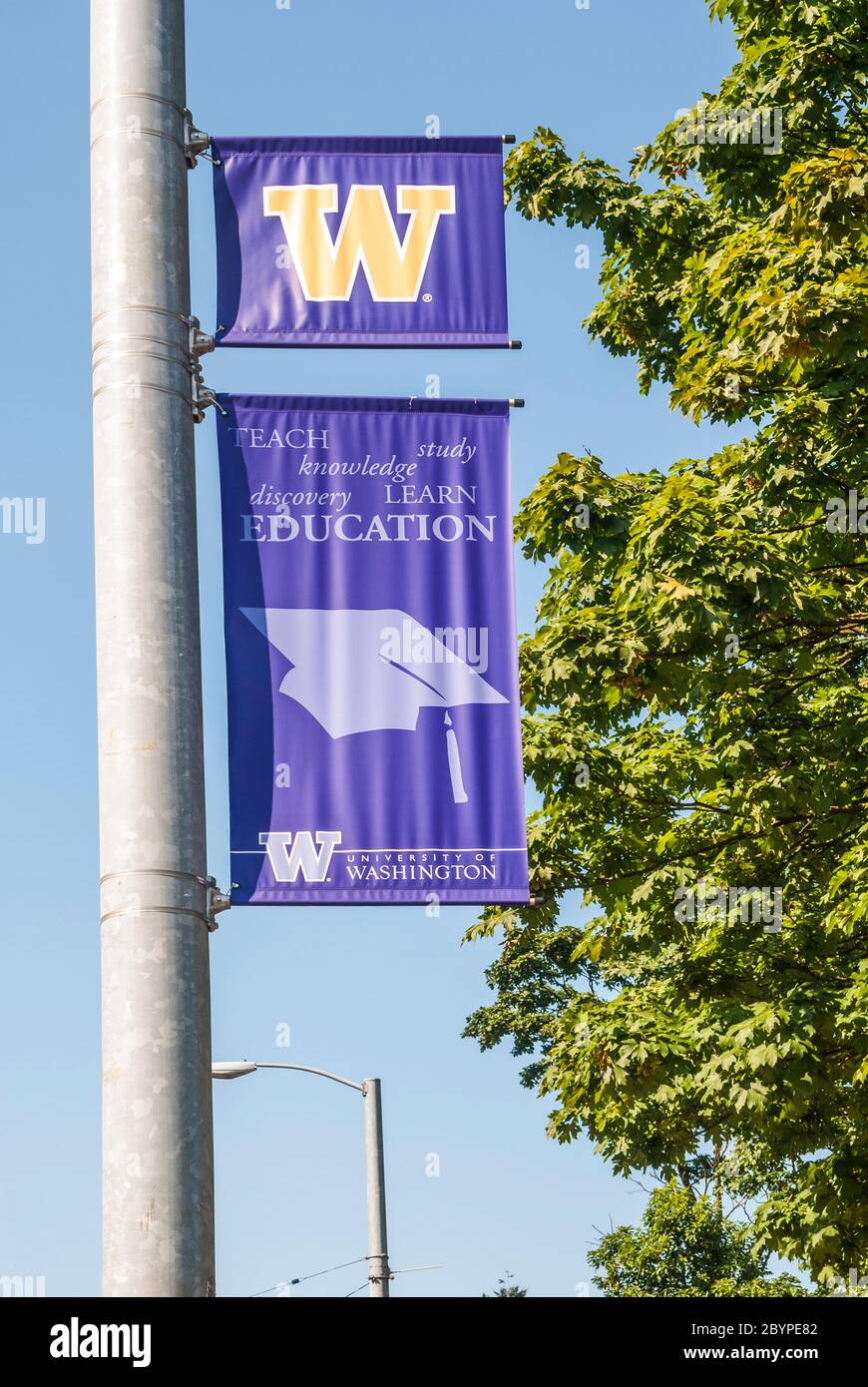 Banner der Universität von Washington auf einer Straße im Universitätsviertel im Bundesstaat Washington. Stockfoto