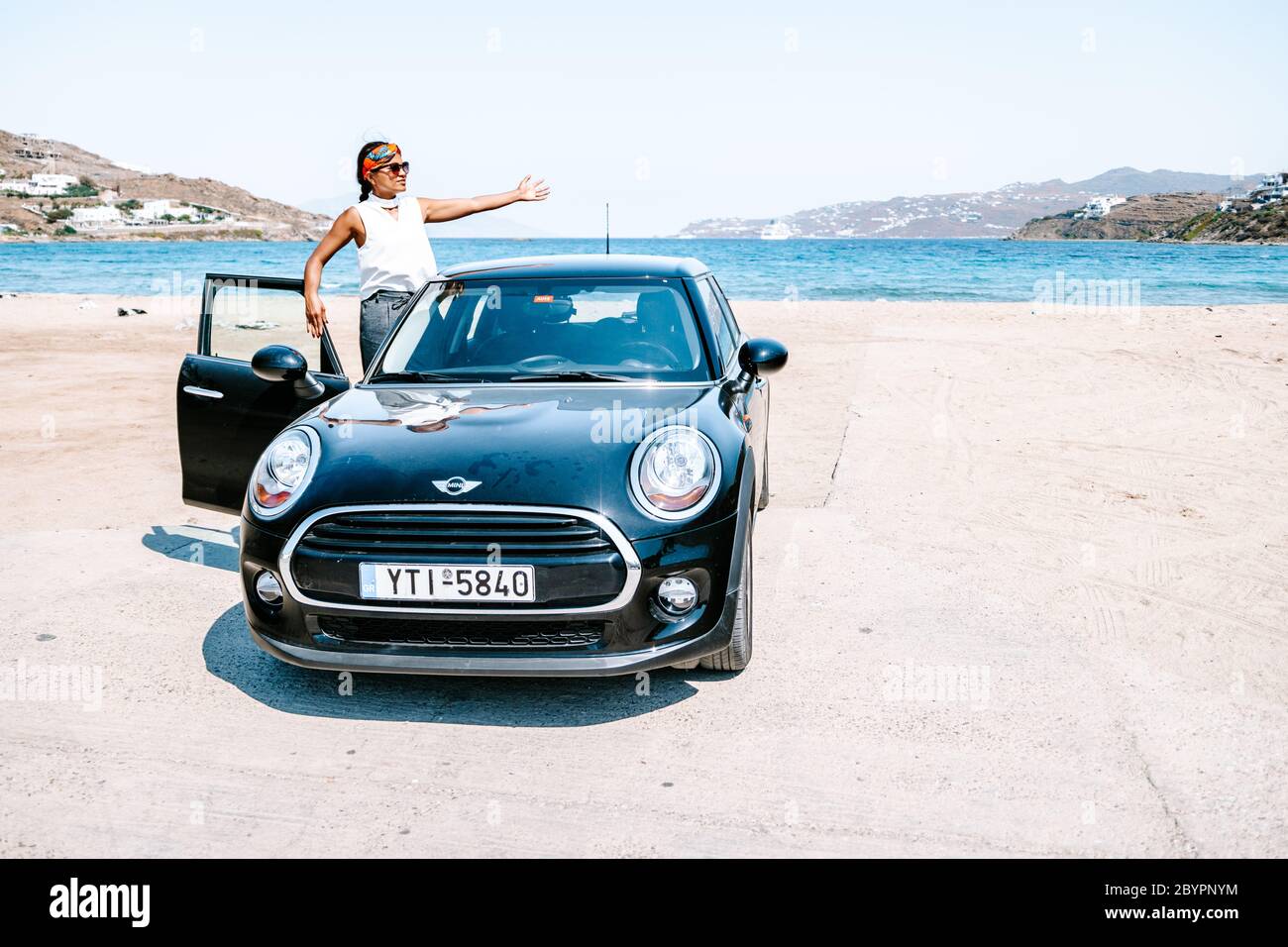 Mykonos Griechenland April 2018, Frau auf Roadtrip auf der griechischen Insel Mykonos Griechenland Europa Stockfoto