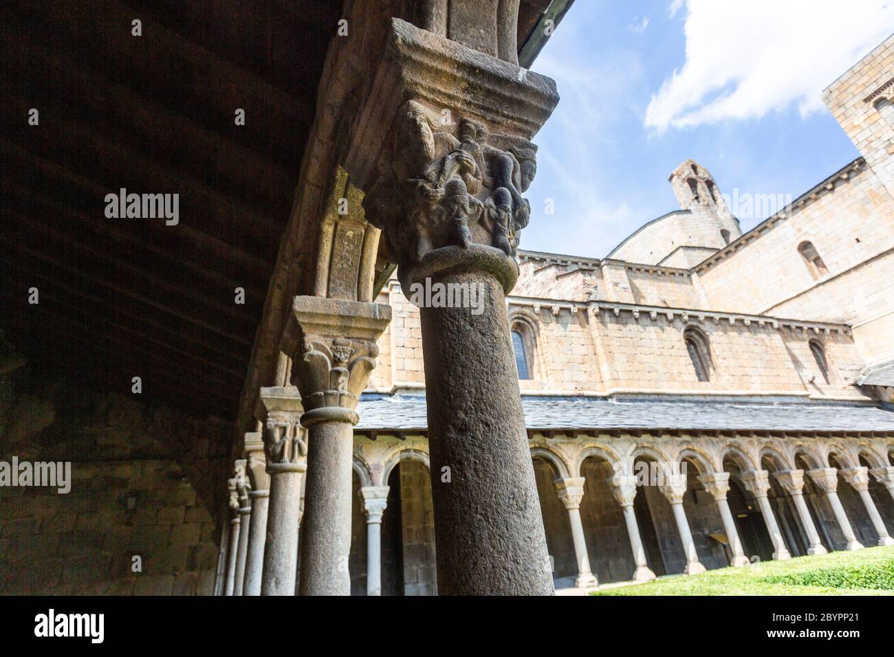 Kreuzgang mit geschnitzten Figuren in der Hauptstadt der Säulen, La Seu d'Urgell Kathedrale, Catedral de Santa Maria d'Urgell, Provinz Lleida, Katalonien, Spanien Stockfoto