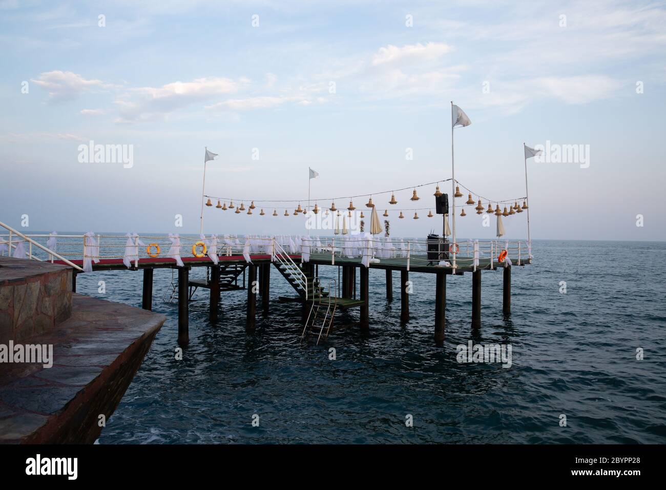 Pier dekoriert für eine Destination Hochzeitszeremonie, Antalya, Türkei Stockfoto
