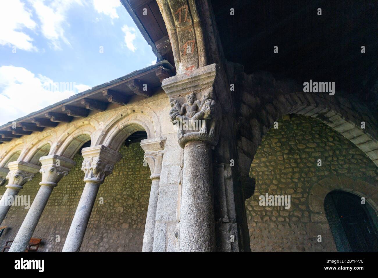 Kreuzgang mit geschnitzten Figuren in der Hauptstadt der Säulen, La Seu d'Urgell Kathedrale, Catedral de Santa Maria d'Urgell, Provinz Lleida, Katalonien, Spanien Stockfoto