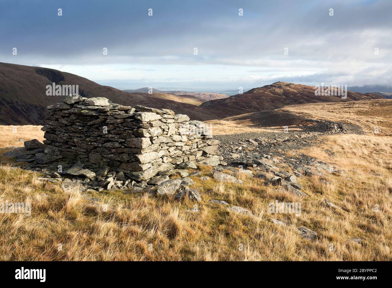 Stone Schmelze Schornstein an den Hängen des Raise im Lakelandpoeten Bereich des Fells im englischen Lake District Stockfoto