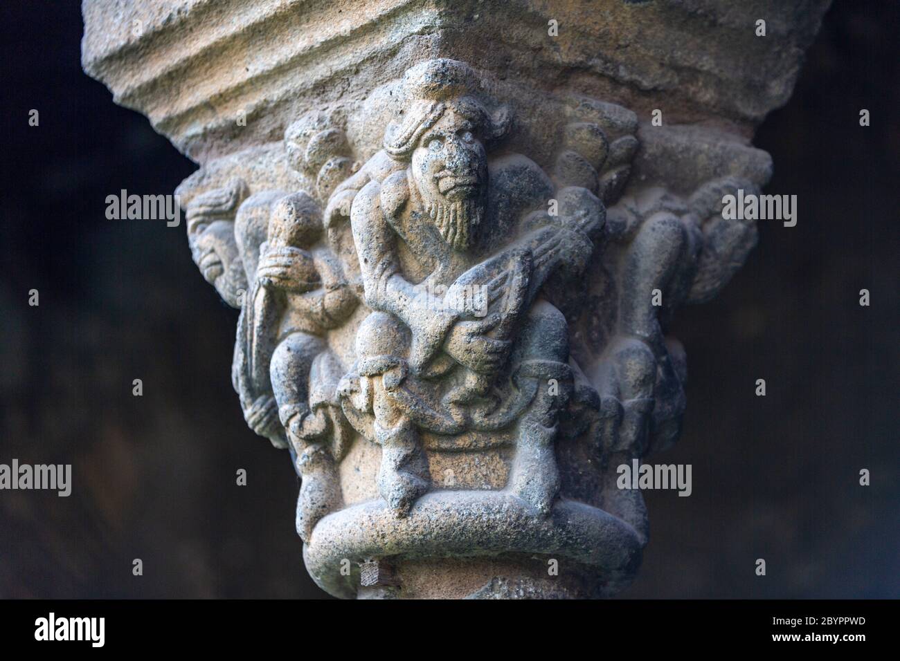 Kreuzgang mit geschnitzten Figuren in der Hauptstadt der Säulen, La Seu d'Urgell Kathedrale, Catedral de Santa Maria d'Urgell, Provinz Lleida, Katalonien, Spanien Stockfoto