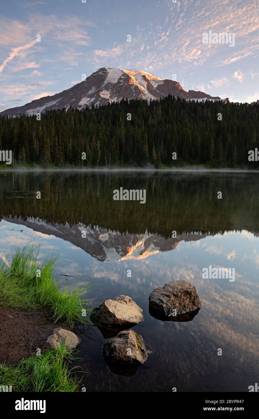 WA16601-00...WASHINGTON - Spiegelung des Mount Rainier im stillen Wasser des Reflection Lake im Mount Rainier Nationalpark. Stockfoto