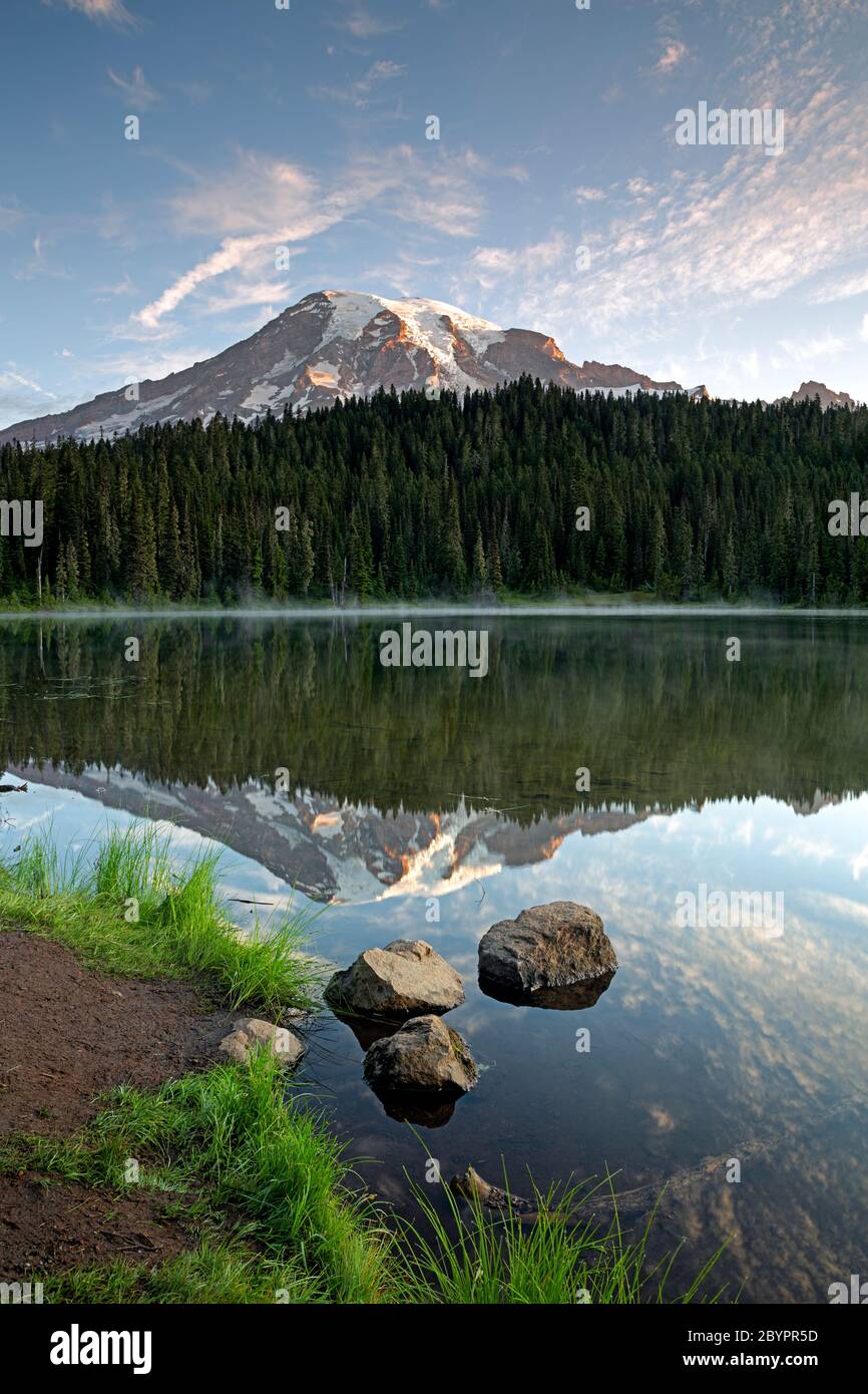 WA16603-00...WASHINGTON - Spiegelung des Mount Rainier im stillen Wasser des Reflection Lake im Mount Rainier Nationalpark. Stockfoto