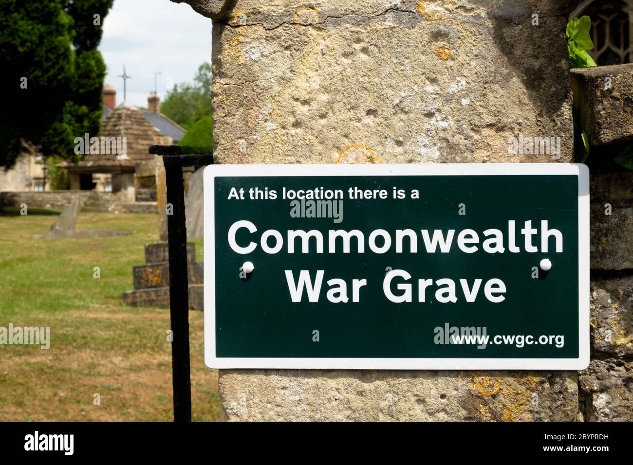 Kilmersdon, ein kleines Dorf in Somerset UK. Ein Commonwealth-Kriegsgrab-Zeichen. Stockfoto