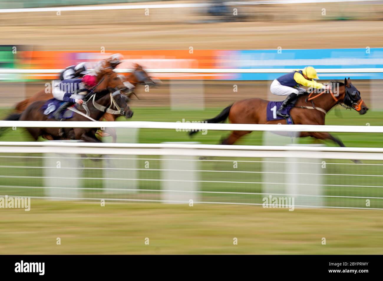 Mythische Wahnsinn, geritten von James Doyle (rechts) gewinnt das Handicap attheraces.com auf der Great Yarmouth Racecourse. Stockfoto