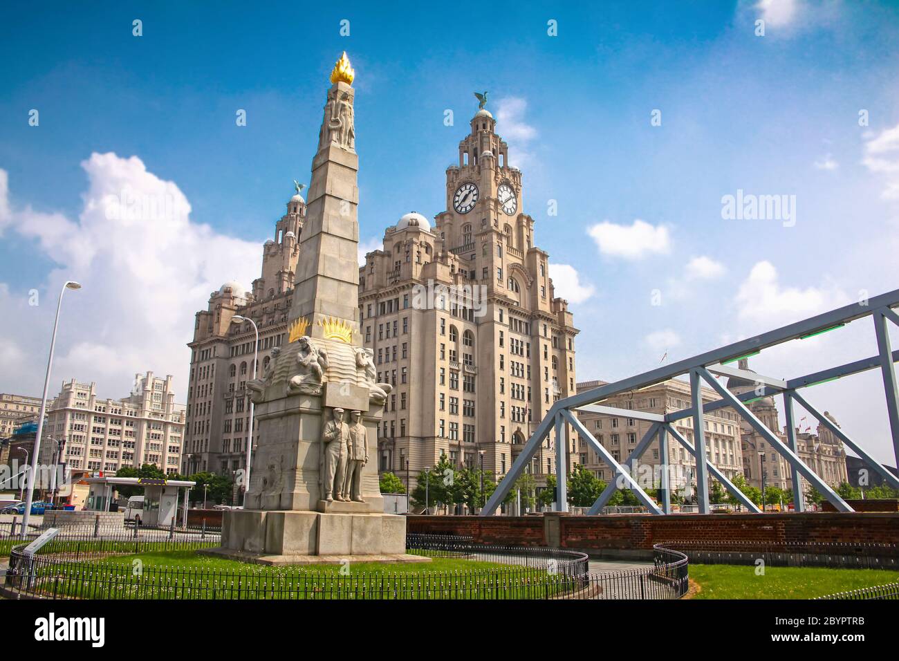 Liverpool am Wasser mit dem Memorial to the Engine Room Heroes of the Titanic & The Royal Liver Building, England, Großbritannien. Stockfoto