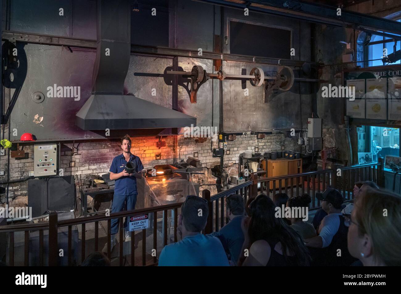 Besucher, die eine Goldprägung in der Perth Mint, Perth, Western Australia, Australien, beobachten. Stockfoto