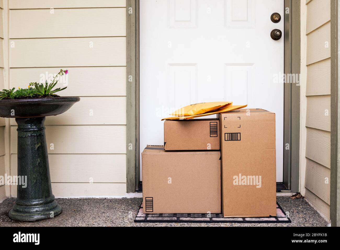 Front Eingang des Hauses mit Stapel von Lieferboxen aus Online-Bestellung und E-Commerce Stockfoto