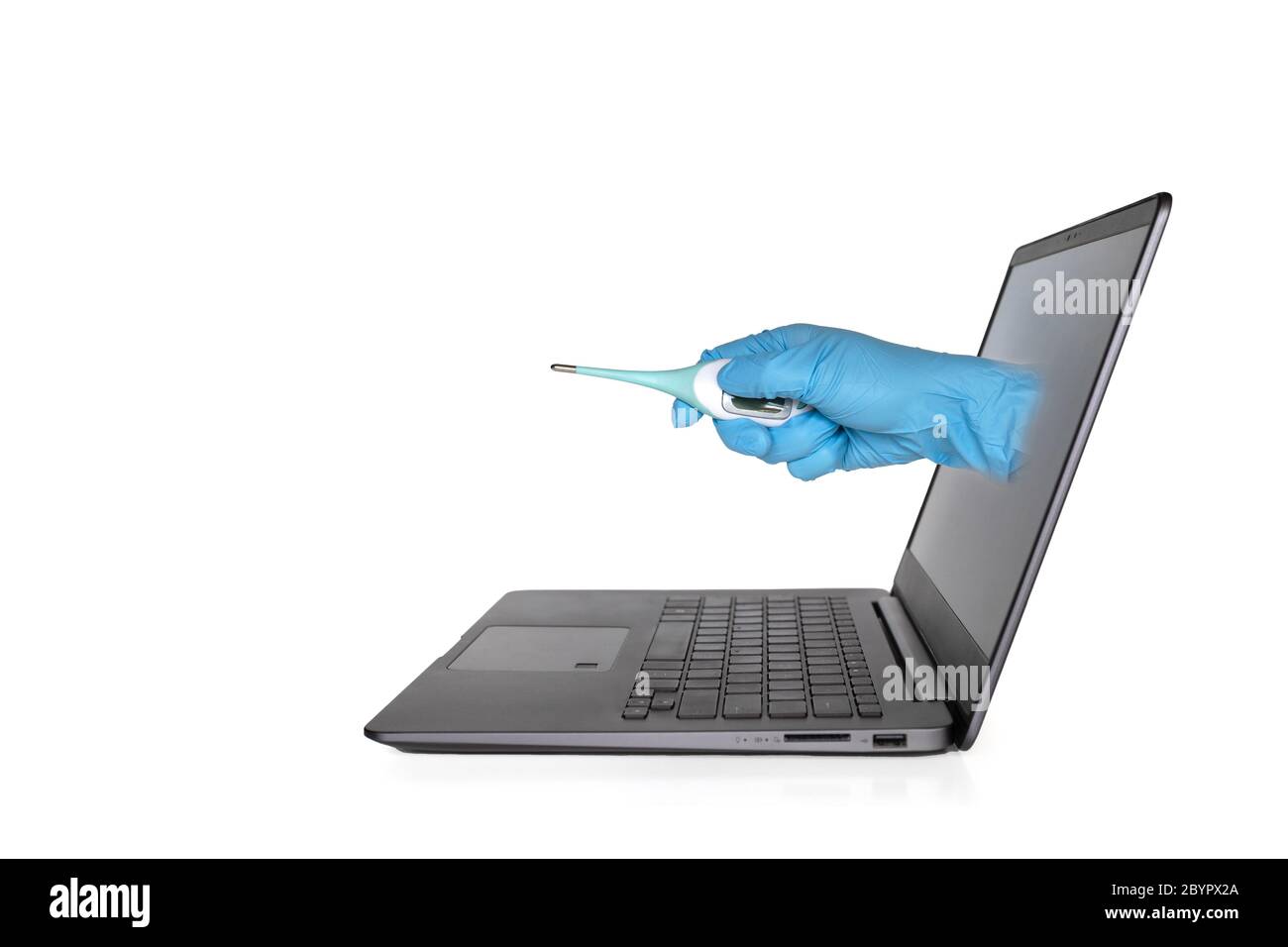 Krankenschwester oder Arzt Hand mit Handschuh Halten Sie ein Thermometer aus Laptop-Bildschirm zu symbolisieren virtuelle Gesundheit erreichen Stockfoto
