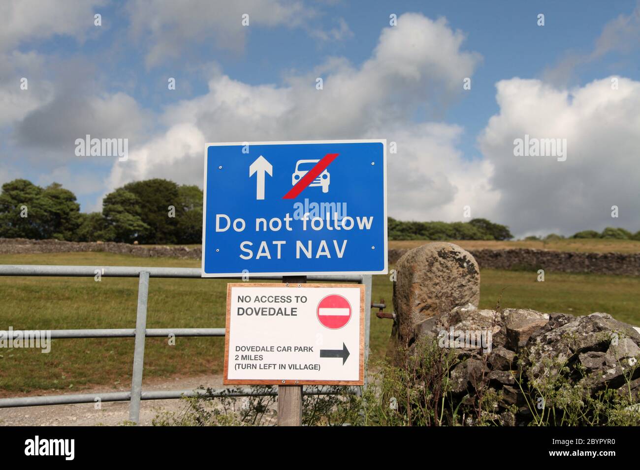 Folgen Sie auf dem Weg nach Dovedale im Staffordshire Peak District National Park nicht dem Navigationsschild Stockfoto