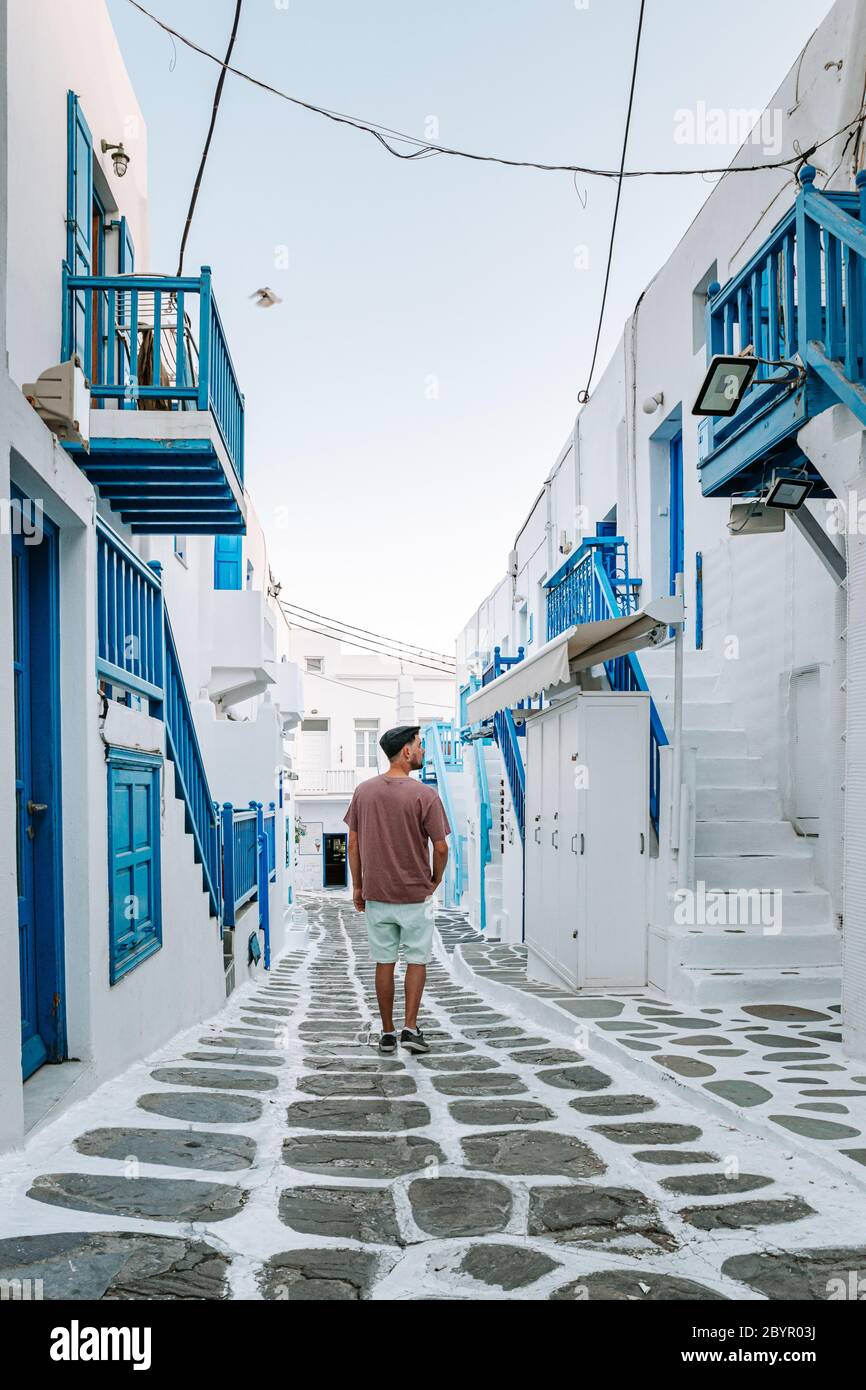 Ein junger Mann, der auf der griechischen Insel Mykonos Urlaub macht, Männer, die sich im kleinen dorf von venedig auf Mykonos Island entspannen Stockfoto