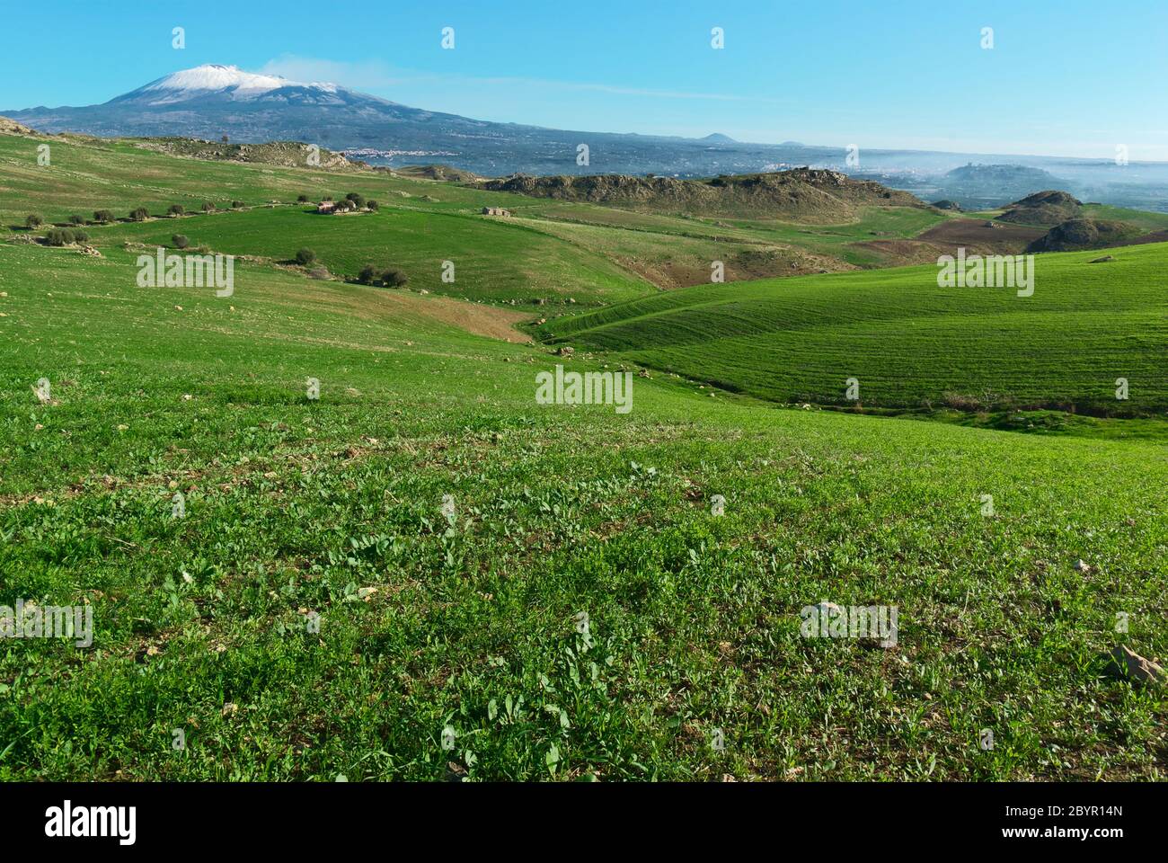 Hügelwiesenlandschaft in Sizilien auf Hintergrund Ätna Naturdenkmal UNESCO (von der Südseite) Stockfoto