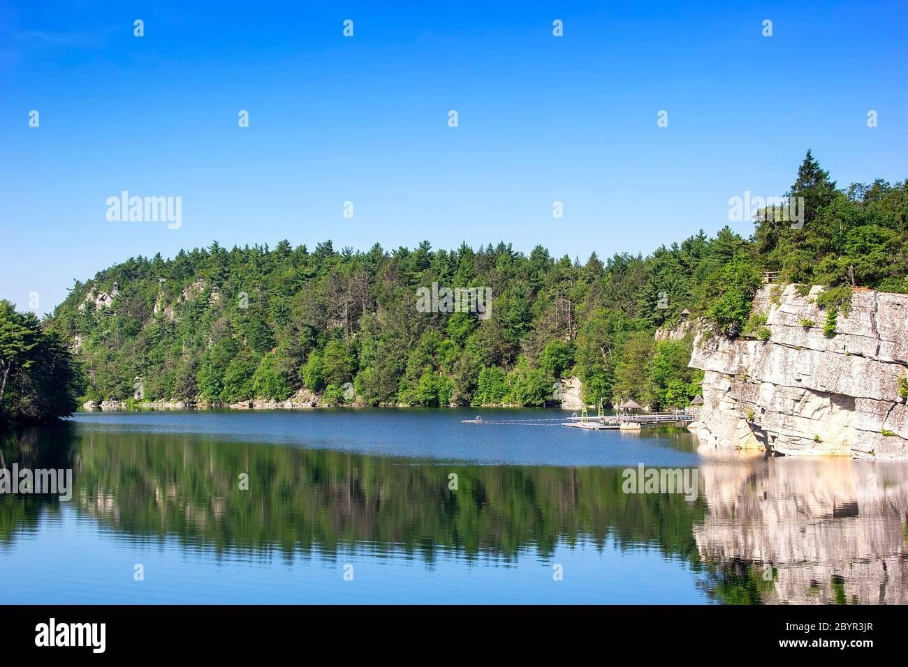 Landschaftlich schöner Blick auf Mohonk Lake in den Shawangunk Mountains im Upstate New York Stockfoto