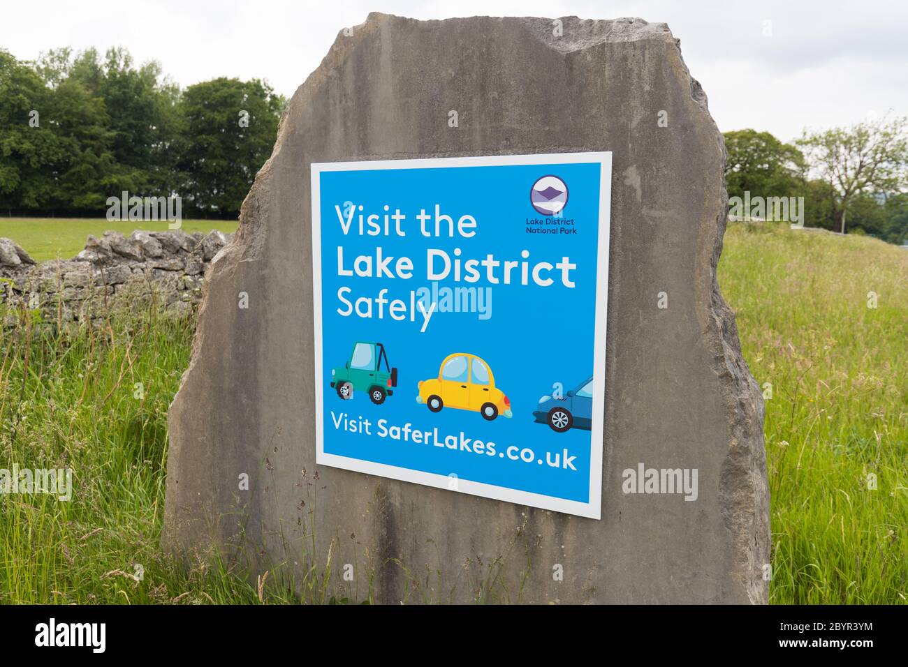 Besuchen Sie das Lake District sicher Schild am Eingang zum Nationalpark direkt vor Kendal. Schild Aufsetzen, wenn Regierung laut Auto Reisen in Großbritannien Stockfoto