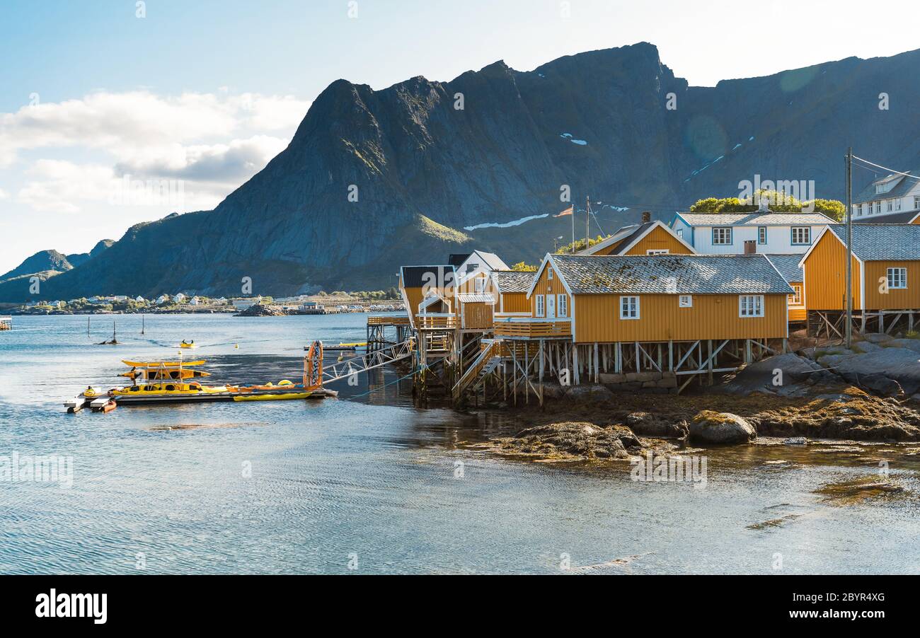 Gelbe Hütten auf den beliebten Aussichtspunkten Fischerdorf Sakrisoy Lofoten Inseln Norwegen. Stockfoto
