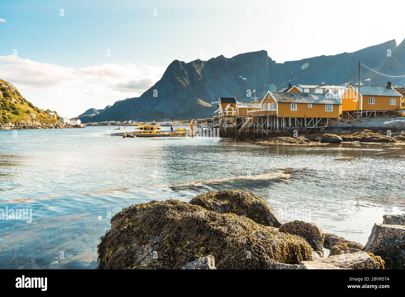 Gelbe Hütten auf den beliebten Aussichtspunkten Fischerdorf Sakrisoy Lofoten Inseln Norwegen. Stockfoto