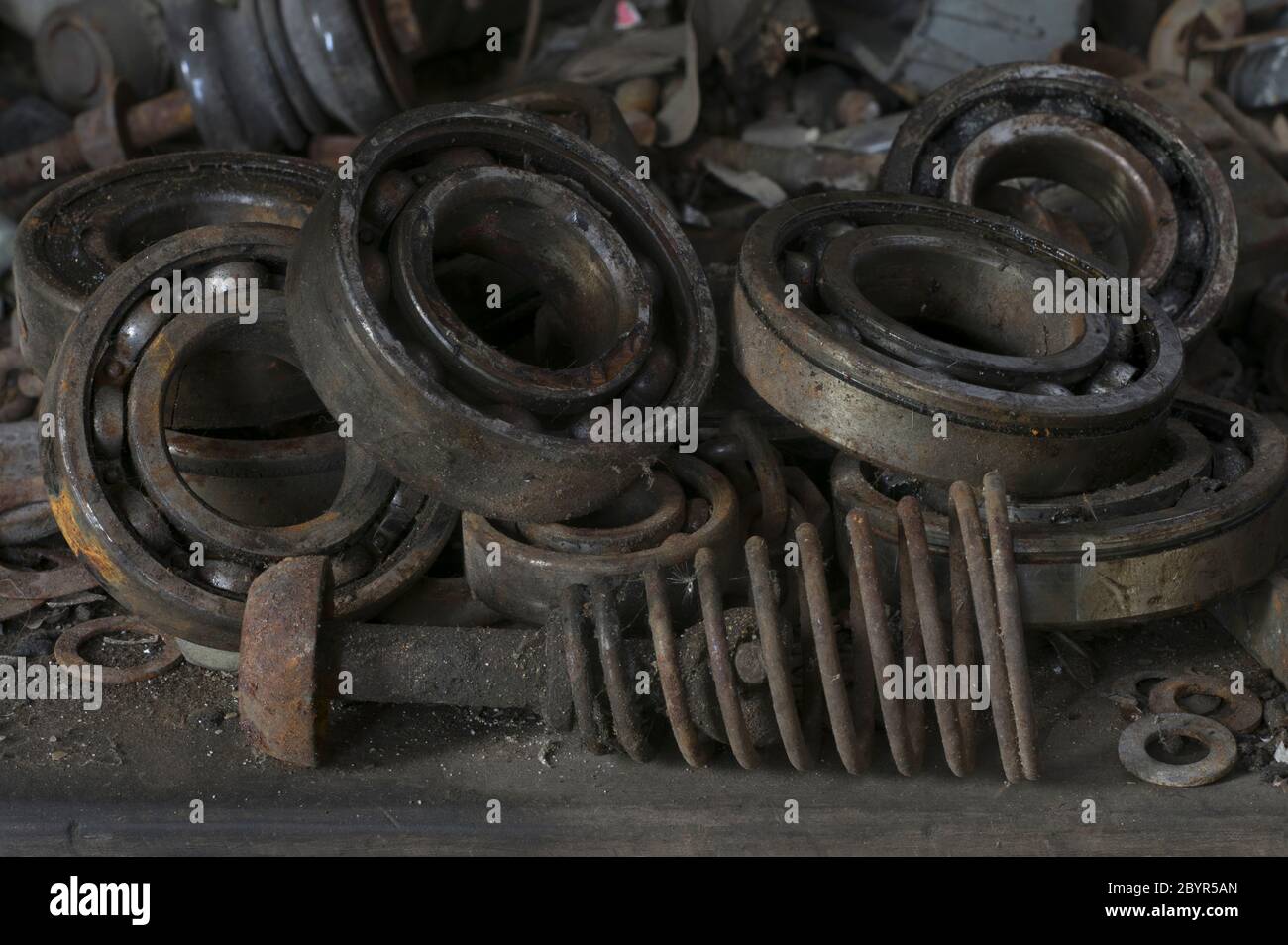 Alte und verlassene Lagerkits in einer Autowerkstatt Stockfoto
