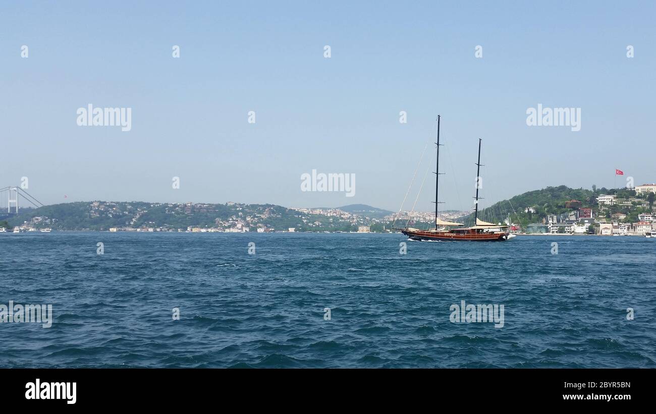 Segelyacht auf dem blauen Bosporus an einem Sommertag, Istanbul, Türkei Stockfoto