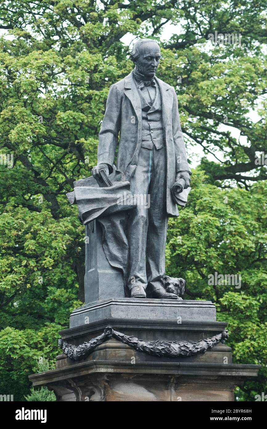 Das Armstrong Memorial gleich außerhalb des Campus der Newcastle University, dessen Entfernung von Aktivisten gefordert wird. Der Erfinder und Philanthropist Lord William Armstrong wurde beschuldigt, die weiße Vorherrschaft durch Bewaffnung der Konföderierten und der Unionisten zu unterstützen. Stockfoto