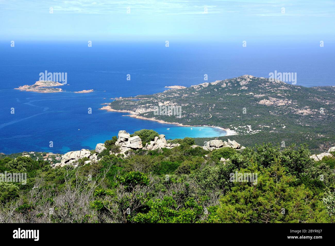 Blick vom Monte Moro, Costa Smeralda, Sardinien, italien. Pevero Baeach und Nibani Inseln Stockfoto