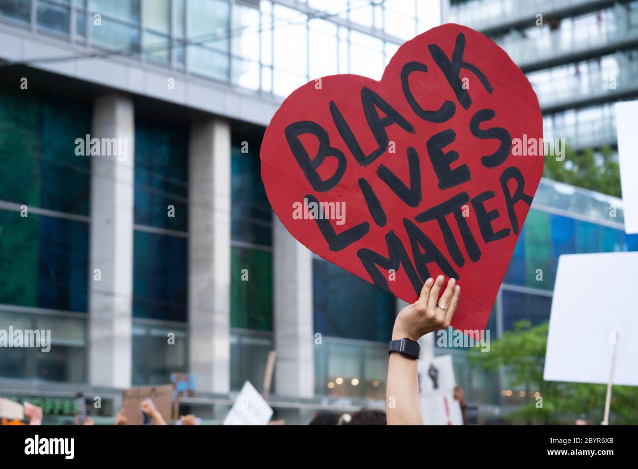 Ein Protestler hält ein unterstützendes Zeichen während eines Black Lives Matter Protests in Toronto, Ontario. Stockfoto